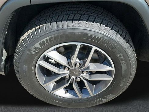 Used 2020 Jeep Grand Cherokee Laredo w/ Laredo X Package image 9