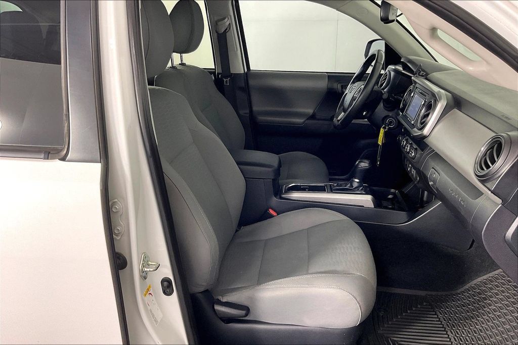 Used 2019 Toyota Tacoma SR5 AWD/4WD image 9