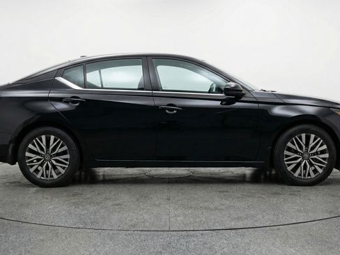 Used 2025 Nissan Altima 2.5 SV image 11