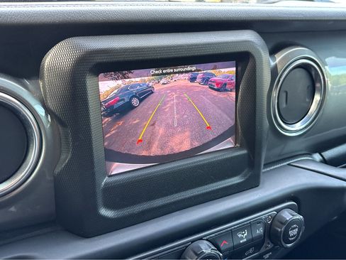 Used 2019 Jeep Wrangler Unlimited Sahara AWD/4WD image 6