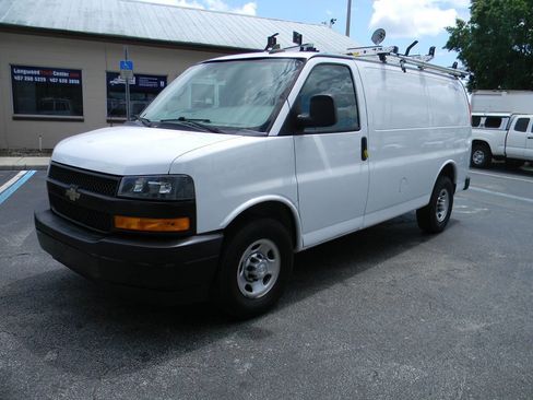 Used 2018 Chevrolet Express 2500 w/ Driver Convenience Package RWD image 4