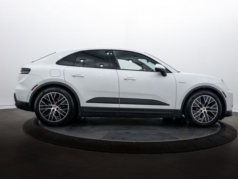 Certified 2025 Porsche Macan 4 Electric image 8