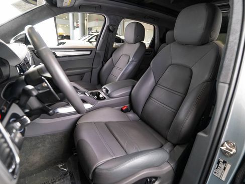 Certified 2022 Porsche Cayenne Turbo AWD/4WD image 5