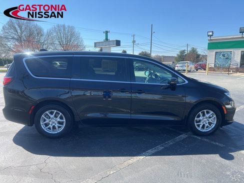 Used 2024 Chrysler Pacifica Touring-L FWD image 7