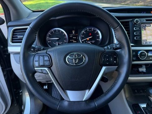 Used 2016 Toyota Highlander XLE image 12