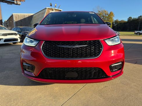 New 2026 Chrysler Pacifica Select image 2