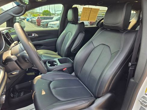 Used 2025 Chrysler Pacifica Select AWD/4WD image 16
