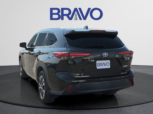 Used 2022 Toyota Highlander XLE AWD/4WD image 3