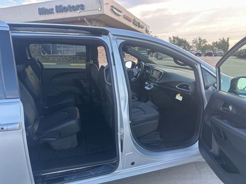 New 2026 Chrysler Pacifica Select image 12