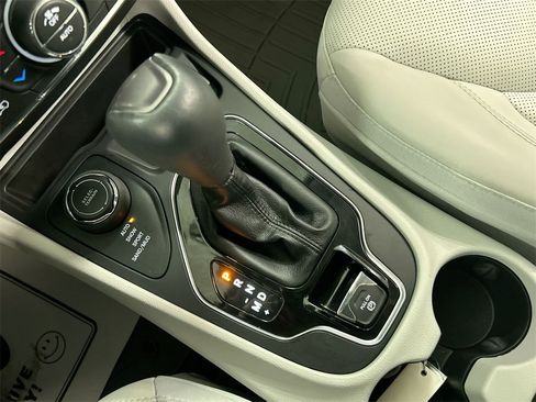 Used 2021 Jeep Cherokee Limited image 17