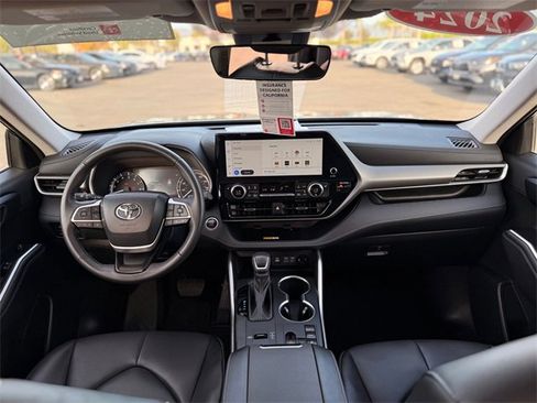 Used 2024 Toyota Highlander XLE image 18