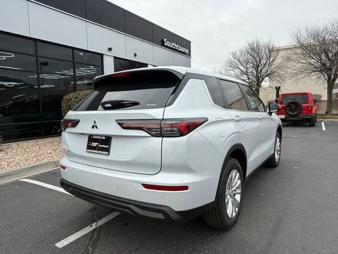 New 2026 Mitsubishi Outlander ES image 4
