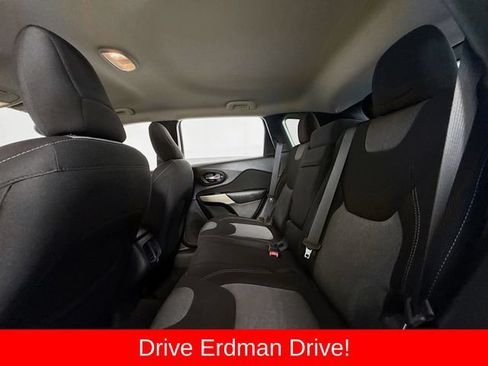 Used 2018 Jeep Cherokee Latitude FWD image 9