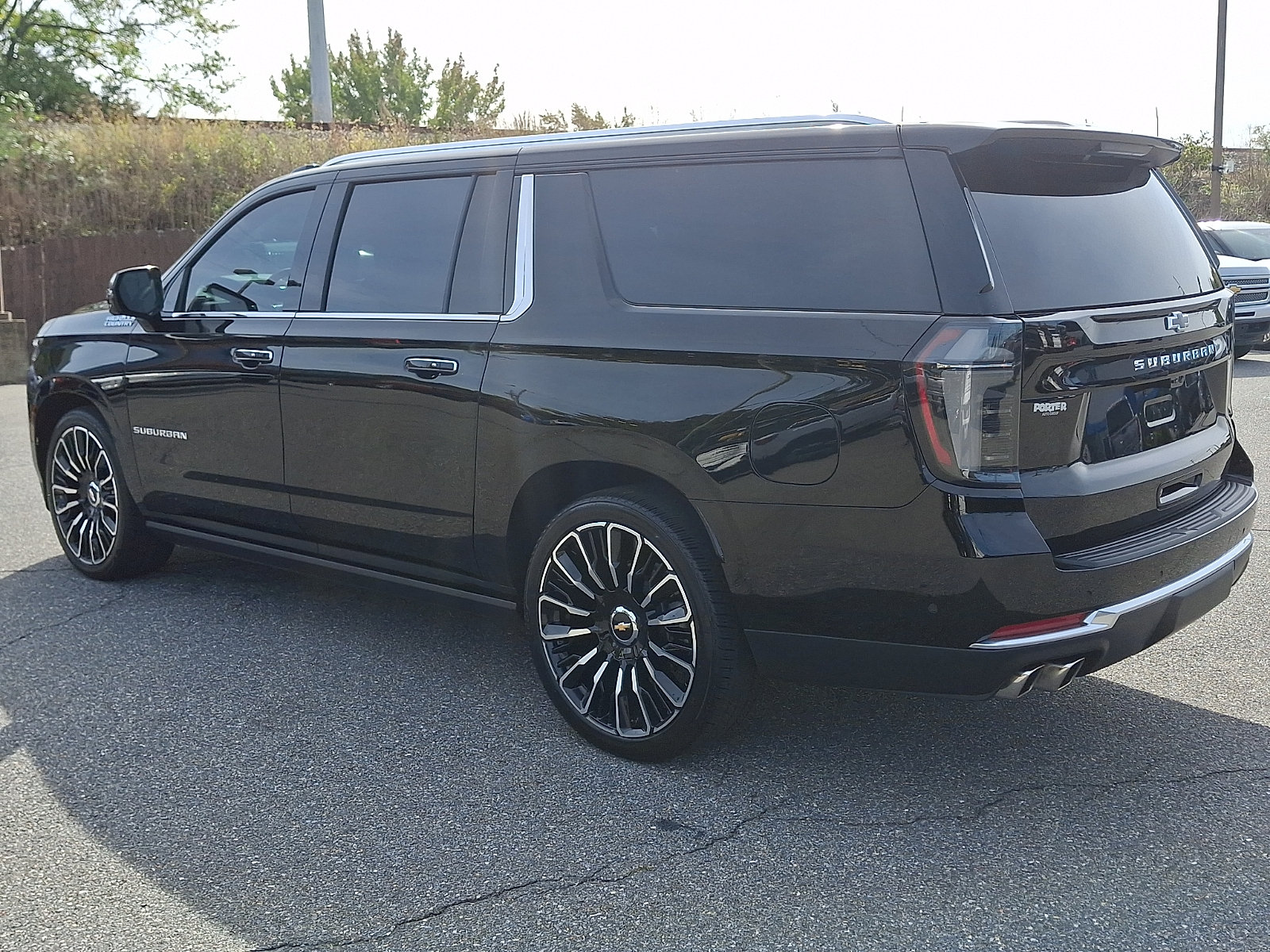 Certified 2025 Chevrolet Suburban High Country AWD/4WD image 4