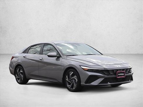 New 2025 Hyundai Elantra SEL FWD image 3