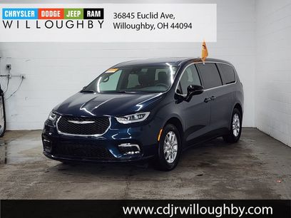 Used 2025 Chrysler Pacifica Select