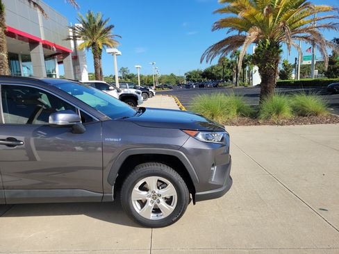 Used 2021 Toyota RAV4 XLE AWD/4WD image 8