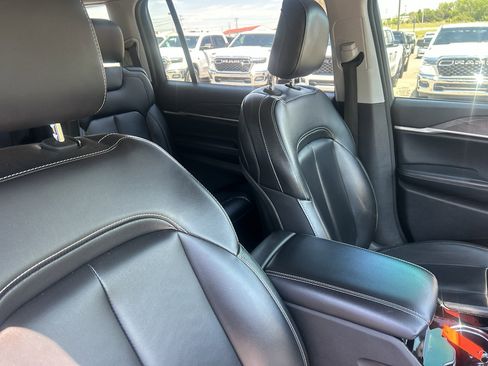 Used 2023 Jeep Grand Cherokee L Limited AWD/4WD image 17