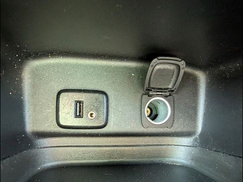 Used 2018 Chevrolet Equinox LT FWD image 16