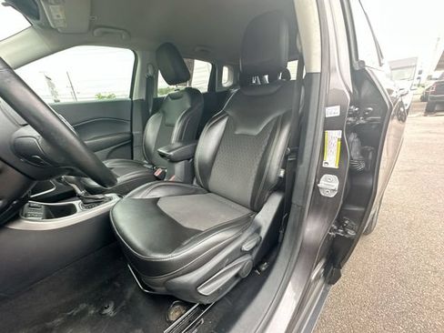 Used 2018 Jeep Compass Latitude w/ Cold Weather Group FWD image 13
