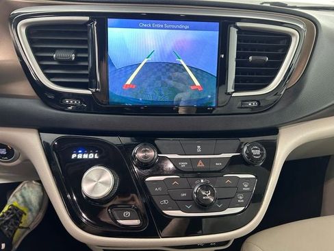 Used 2017 Chrysler Pacifica Touring FWD image 22