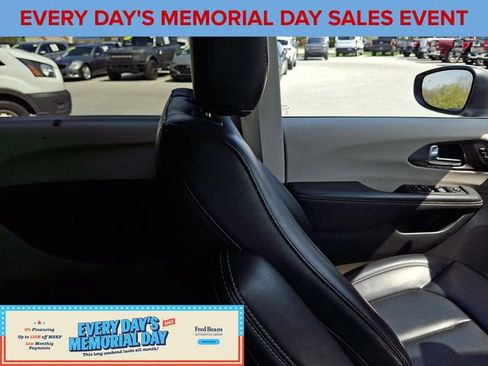 Used 2023 Chrysler Pacifica Touring-L FWD image 13