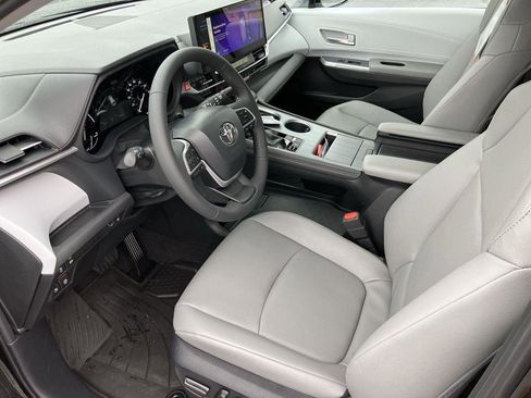 New 2026 Toyota Sienna XLE image 9
