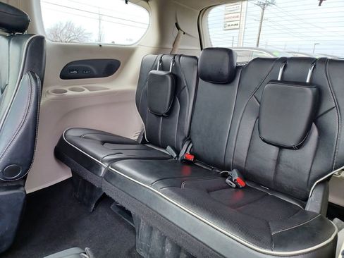 Used 2022 Chrysler Pacifica Limited image 36