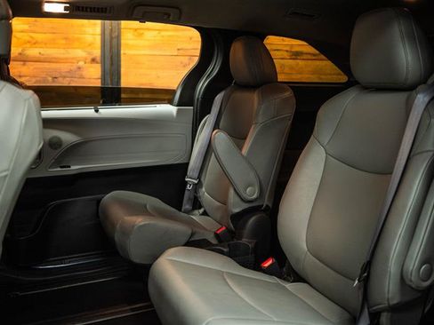 Used 2025 Toyota Sienna XLE w/ XLE Plus Package image 11