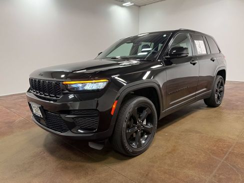 Used 2024 Jeep Grand Cherokee Altitude AWD/4WD image 39