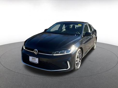 Used 2025 Volkswagen Jetta SE image 4