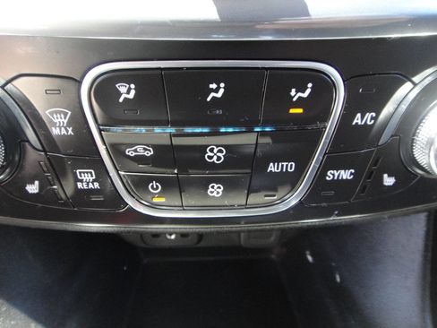Used 2020 Chevrolet Traverse LT image 11