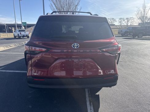 Used 2022 Toyota Sienna LE image 9