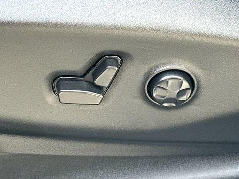Used 2025 Chrysler Pacifica Limited FWD image 43