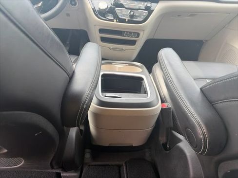 Used 2023 Chrysler Pacifica Touring-L FWD image 12