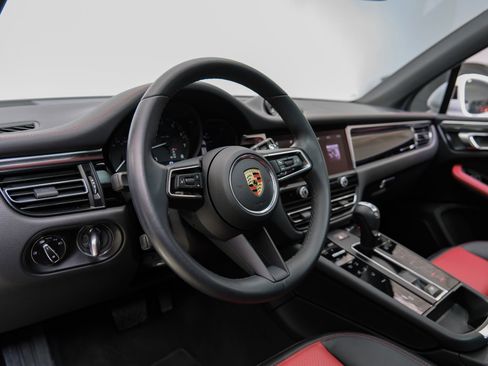 Used 2023 Porsche Macan AWD/4WD image 3