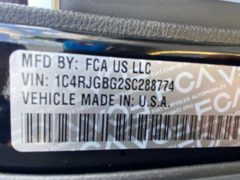 Used 2025 Jeep Grand Cherokee Limited w/ Luxury Tech Group II RWD image 32