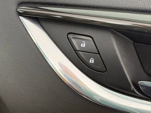 Used 2018 Buick Enclave Essence image 38