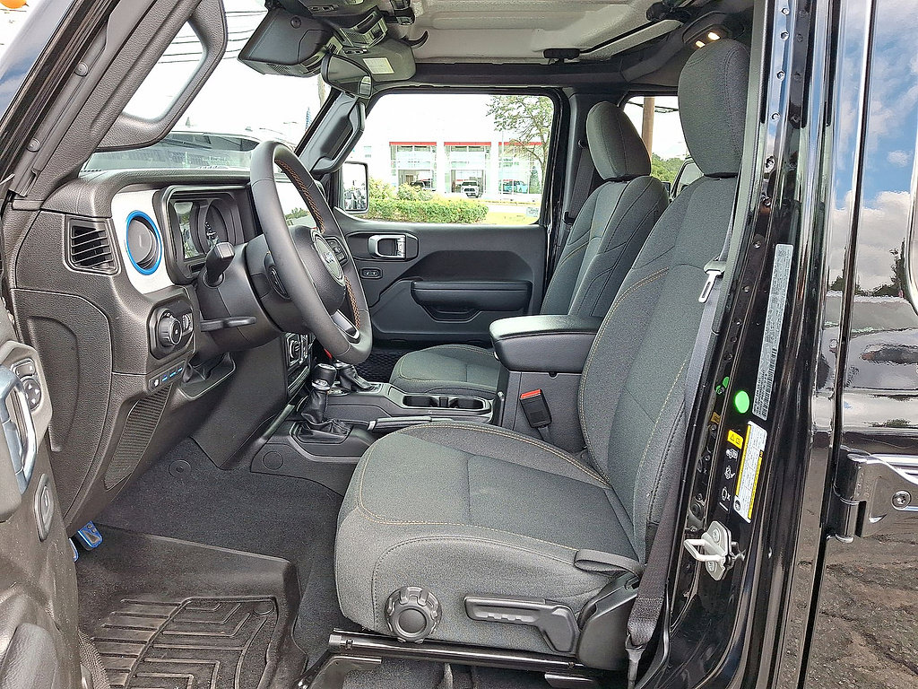 Used 2024 Jeep Wrangler Unlimited w/ Convenience Group AWD/4WD image 17