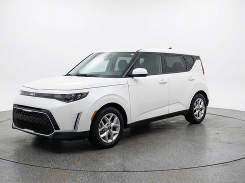 Used 2025 Kia Soul LX w/ LX Technology Package FWD image 3