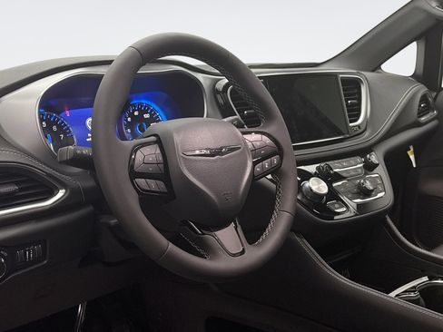 Used 2025 Chrysler Pacifica Limited image 7