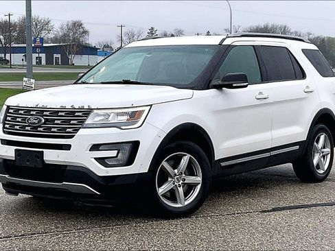 Used 2016 Ford Explorer XLT w/ Equipment Group 202A AWD/4WD image 2