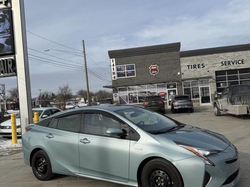 Used 2017 Toyota Prius Four Touring image 2