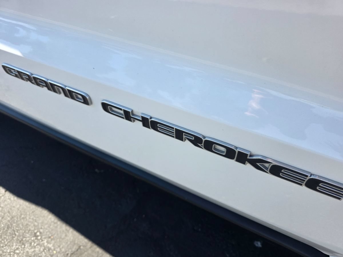 Used 2017 Jeep Grand Cherokee Laredo RWD image 6