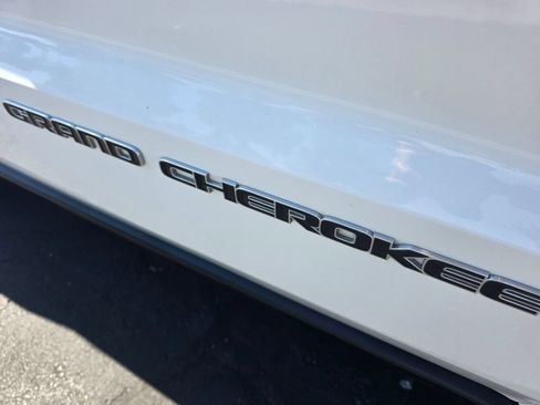 Used 2017 Jeep Grand Cherokee Laredo RWD image 6