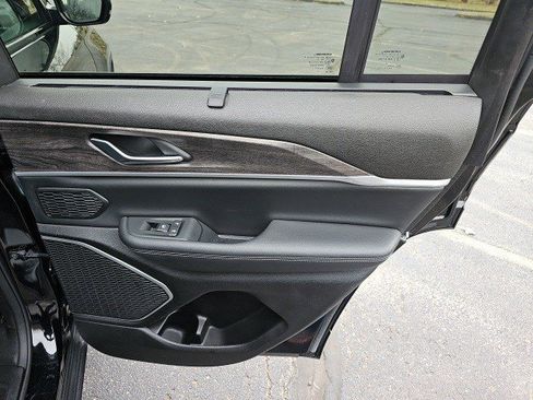 Used 2023 Jeep Grand Cherokee Limited w/ Luxury Tech Group II image 17