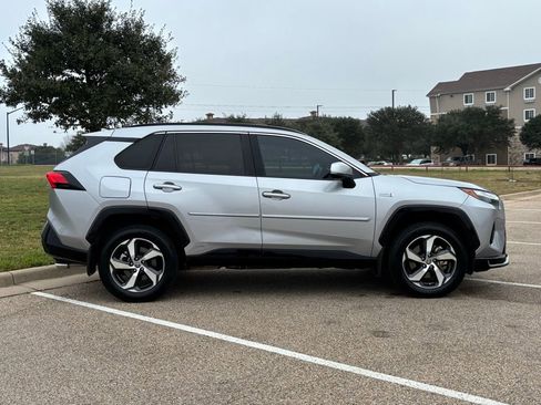 Used 2022 Toyota RAV4 SE image 5