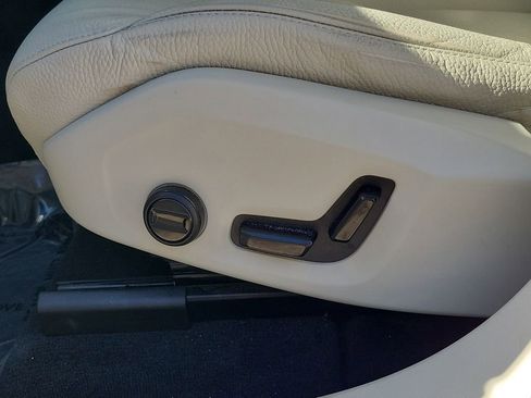 Used 2023 Volvo XC60 B5 Plus image 24