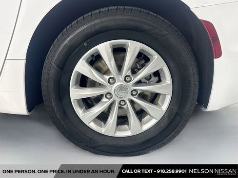 Used 2017 Chrysler Pacifica Touring-L FWD image 32