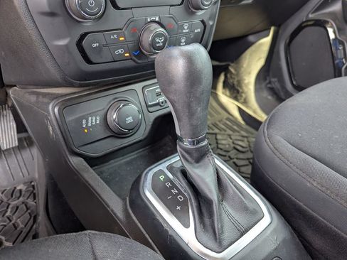 Used 2020 Jeep Renegade Altitude AWD/4WD image 14